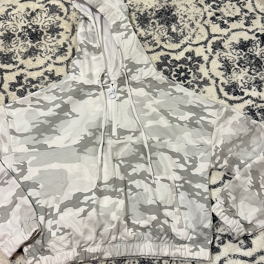 Cropped camo hoodie